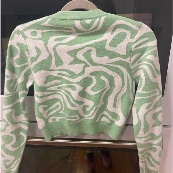 Cropped V-Neck Cardigan Sweater - Picture 5 of 7